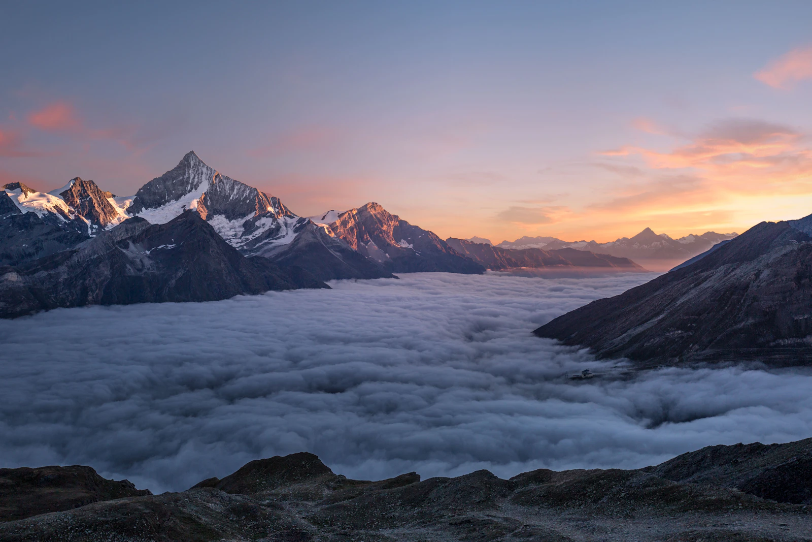 Sanfte Berglandschaft im Morgenlicht